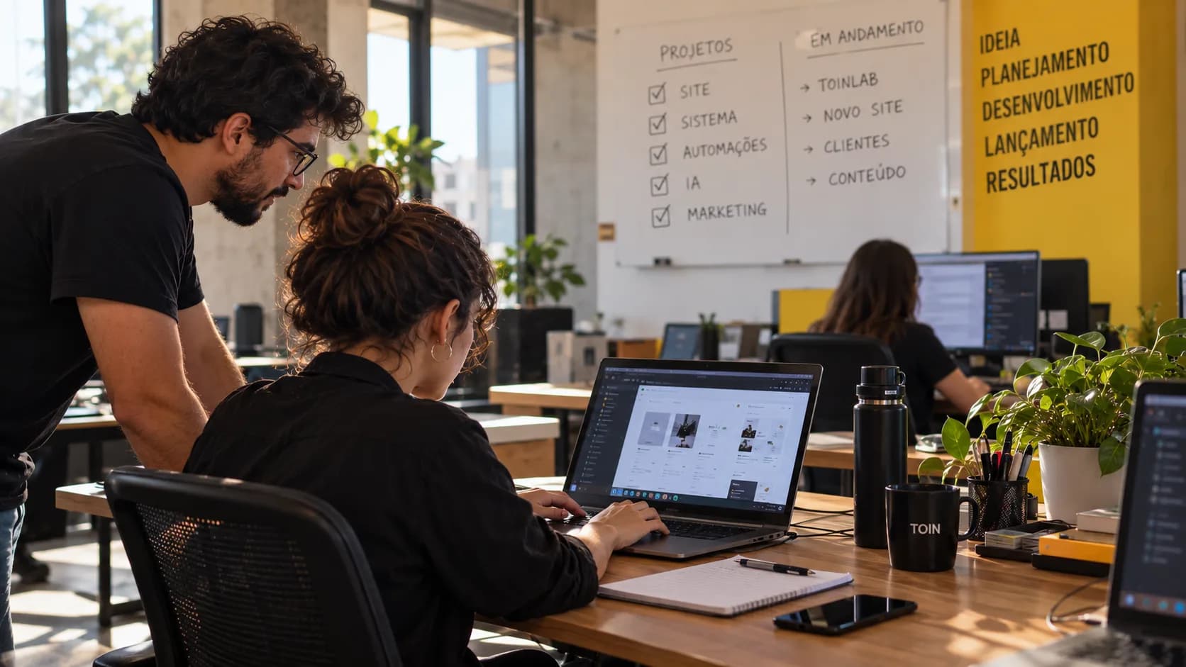 escritorio com pessoas trabalhando